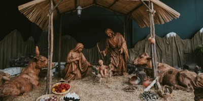 Manger diorama. Photo by Walter Chávez on Unsplash