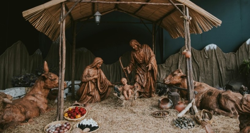 Manger diorama. Photo by Walter Chávez on Unsplash