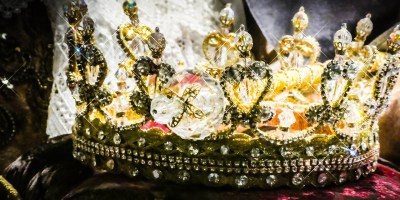 Kings crown. Image by Ruth Archer from Pixabay