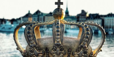 Gold crown with blue water background. https://unsplash.com/photos/gold-crown-on-blue-body-of-water-during-daytime-BVQSUDhhu0E