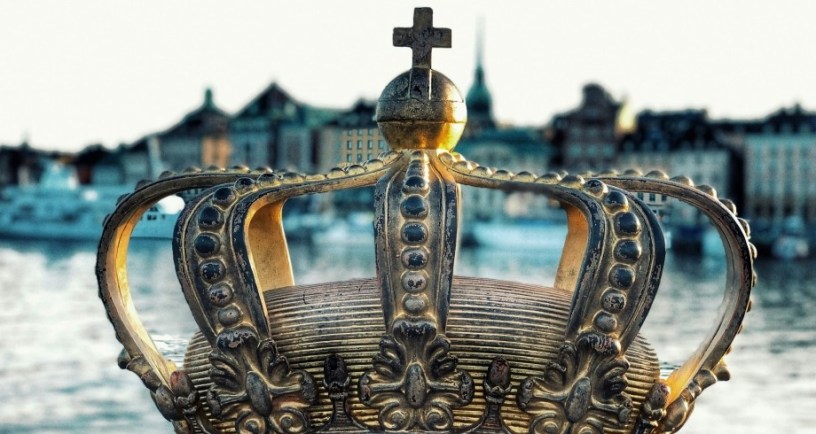 Gold crown with blue water background. https://unsplash.com/photos/gold-crown-on-blue-body-of-water-during-daytime-BVQSUDhhu0E