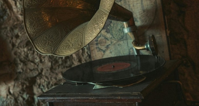 Photo by Oktay Köseoğlu of a vintage gramaphone. https://www.pexels.com/photo/a-vintage-gramophone-16978570/