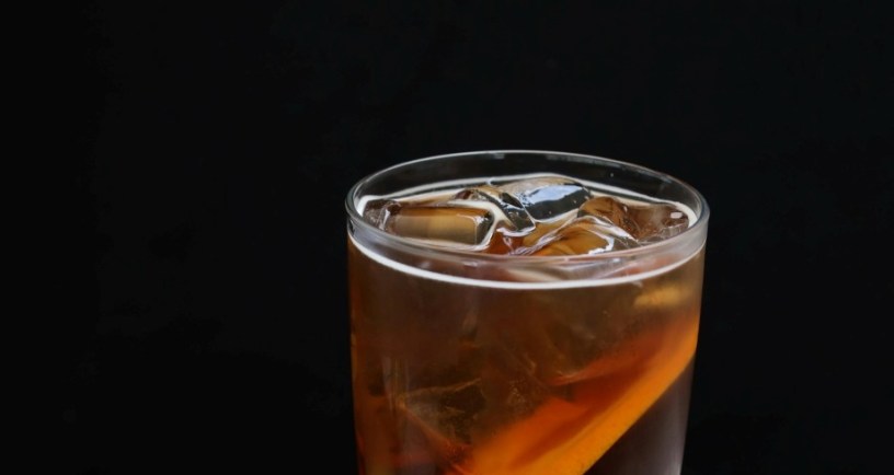 glass of iced tea with lemon. Shameel mukkath/Pexels